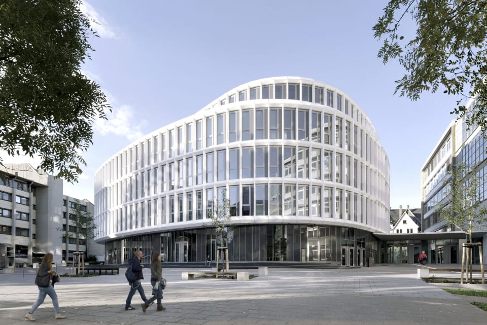 Modern campus building of Frankfurt University of Applied Sciences in Germany, host venue of the Pharma Logistics Masterclass™.