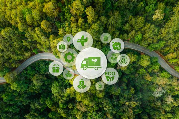Circular packaging and asset management in pharmaceutical cold chain logistics, illustrating reusable transport assets, emissions measurement, and sustainable supply chain practices.
